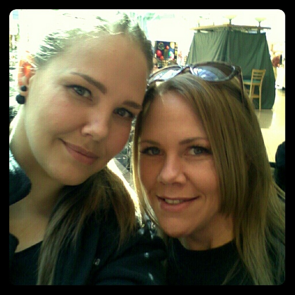 Meet your Posher, Andrea PM Ambassador - Picture 1 of 6